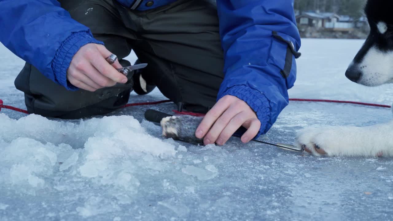 낚싯대 고리에 미끼를 걸고 있는 어부