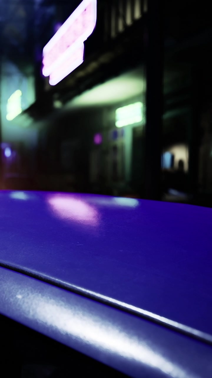 Luci al neon si riflettono su un'auto in una strada trafficata di notte in città
