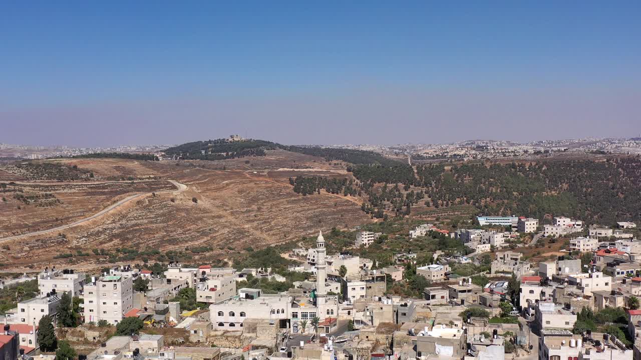 la aldea palestina de beit surik con la montaña nebi samuel, desde el aire