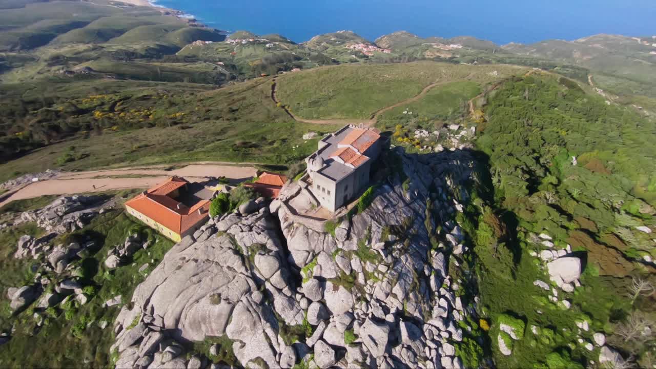 순수한 마법과 명상의 페니냐 성소에서 서쪽에 있는 카보다 로까를 관찰할 수도 있습니다.