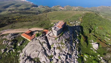 Desde-El-Santuario-De-Peninha,-De-Pura-Magia-Y-Contemplación,-También-Se-Puede-Observar-Cabo-Da-Roca,-En-El-Lado-Oeste