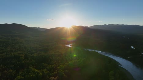 美國蒙大拿州冰川國家公園附近的flathead河上山的劇烈日出場景