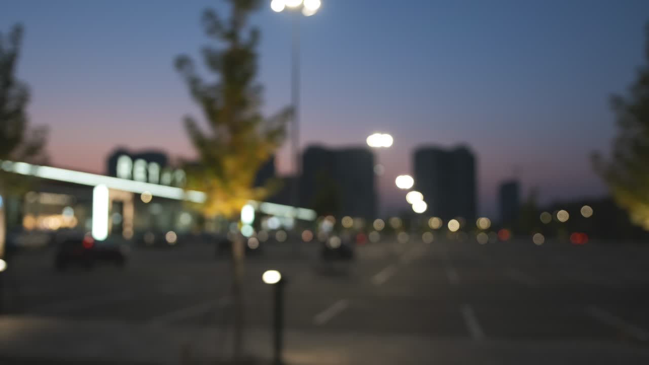 시내 불빛의 흐릿함. 자동차에서 촬영된 모션