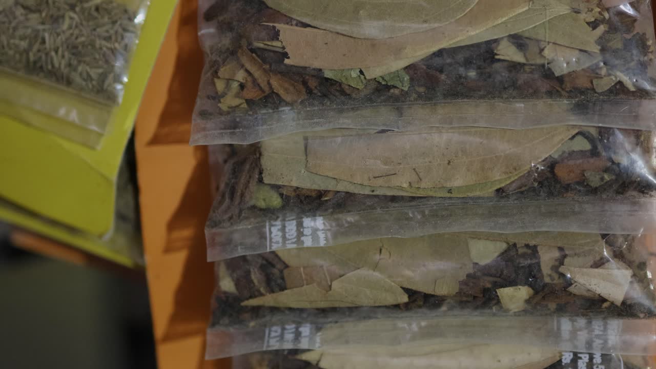 뜨거운 향신료 혼합물 또는 가람 마살라 키트는 하루에 상단 각도에서 소매점에서 판매됩니다.