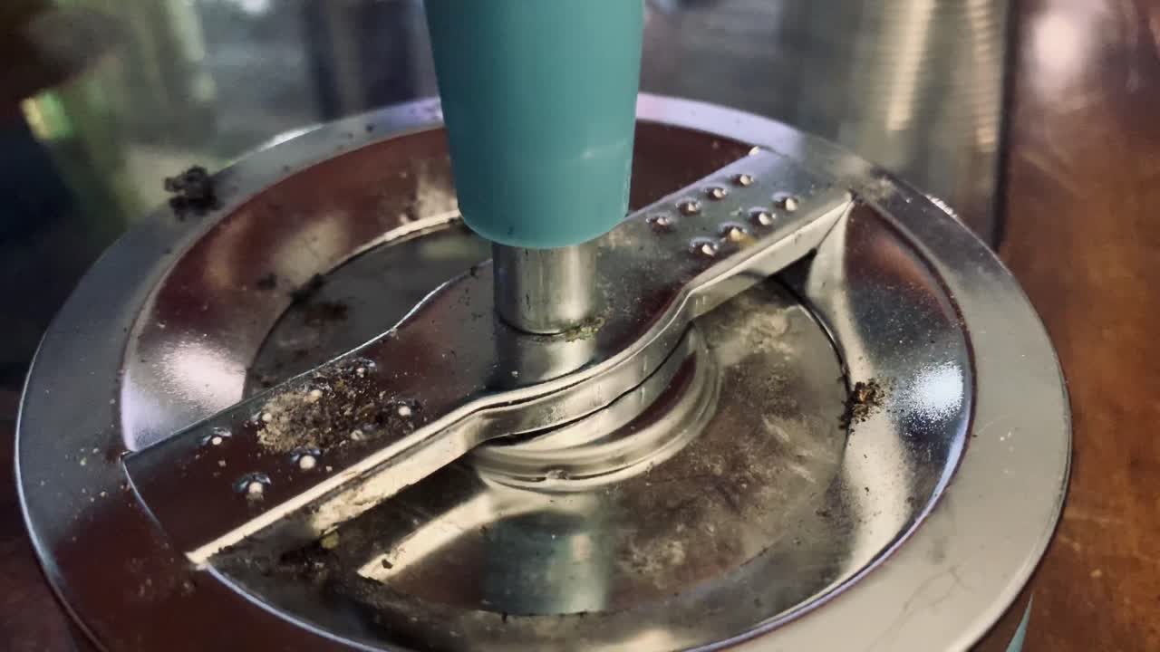 담배 재와 마리화나 합동이 파란색과 은색 재떨이로 재가 되고 있습니다.