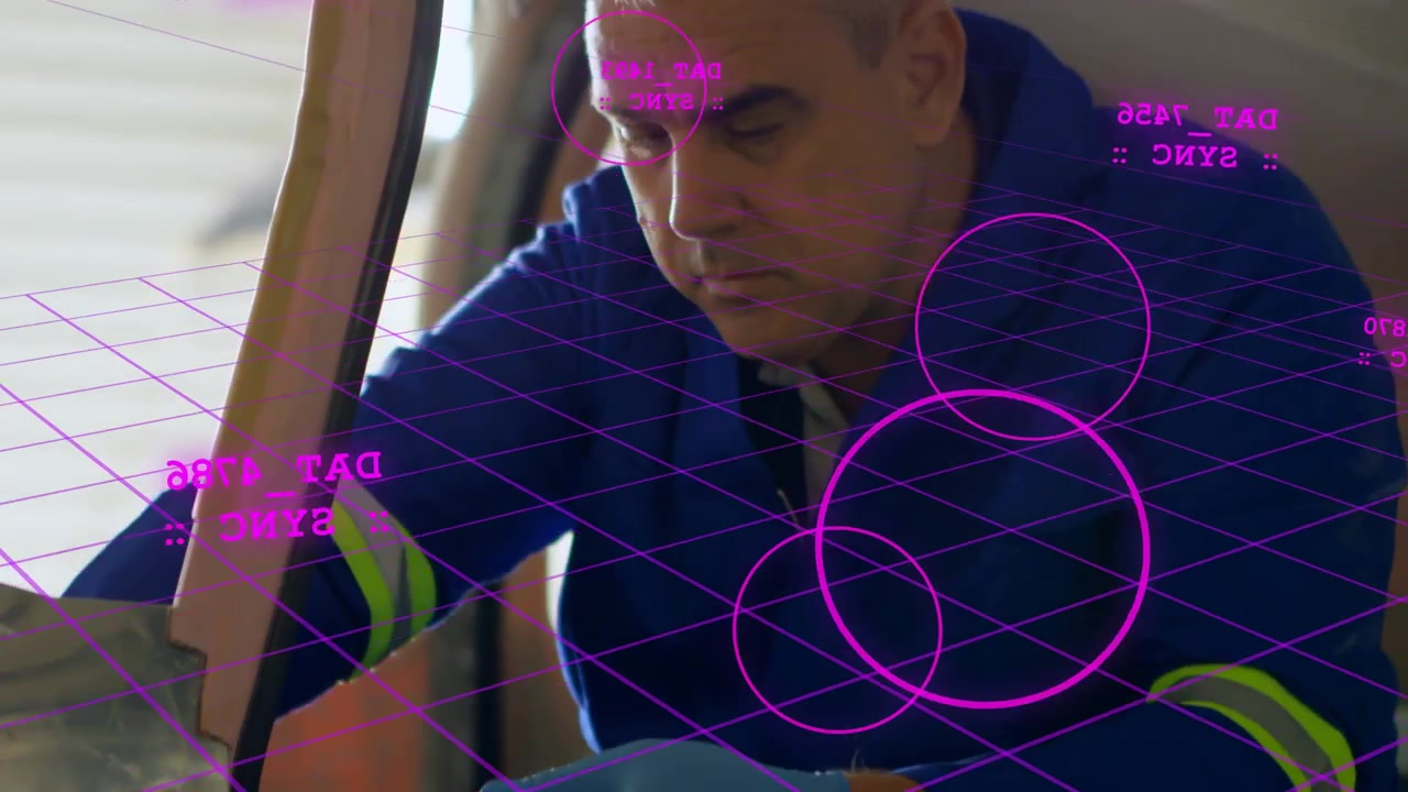 Técnico masculino inserindo chave de fenda em compartimento, ativando grade holográfica magenta, alinhando parafusos, fazendo manutenção no painel.