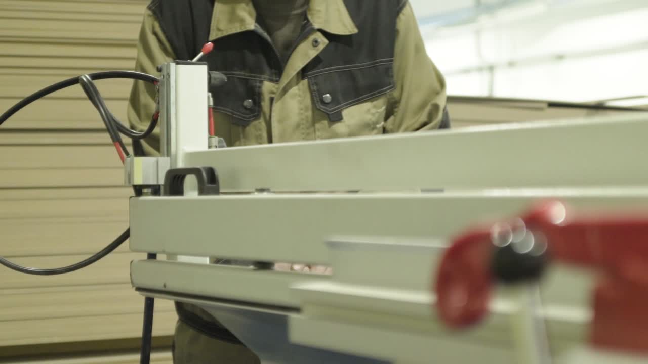 나무 가공 공장 에서 기계 를 운용 하는 노동자