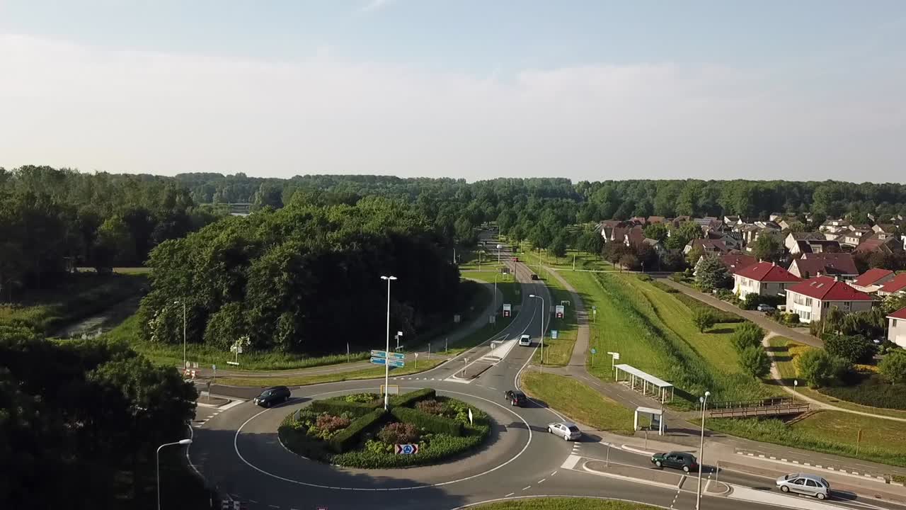 Vista drone di una rotatoria a Dronten, Flevoland, Paesi Bassi