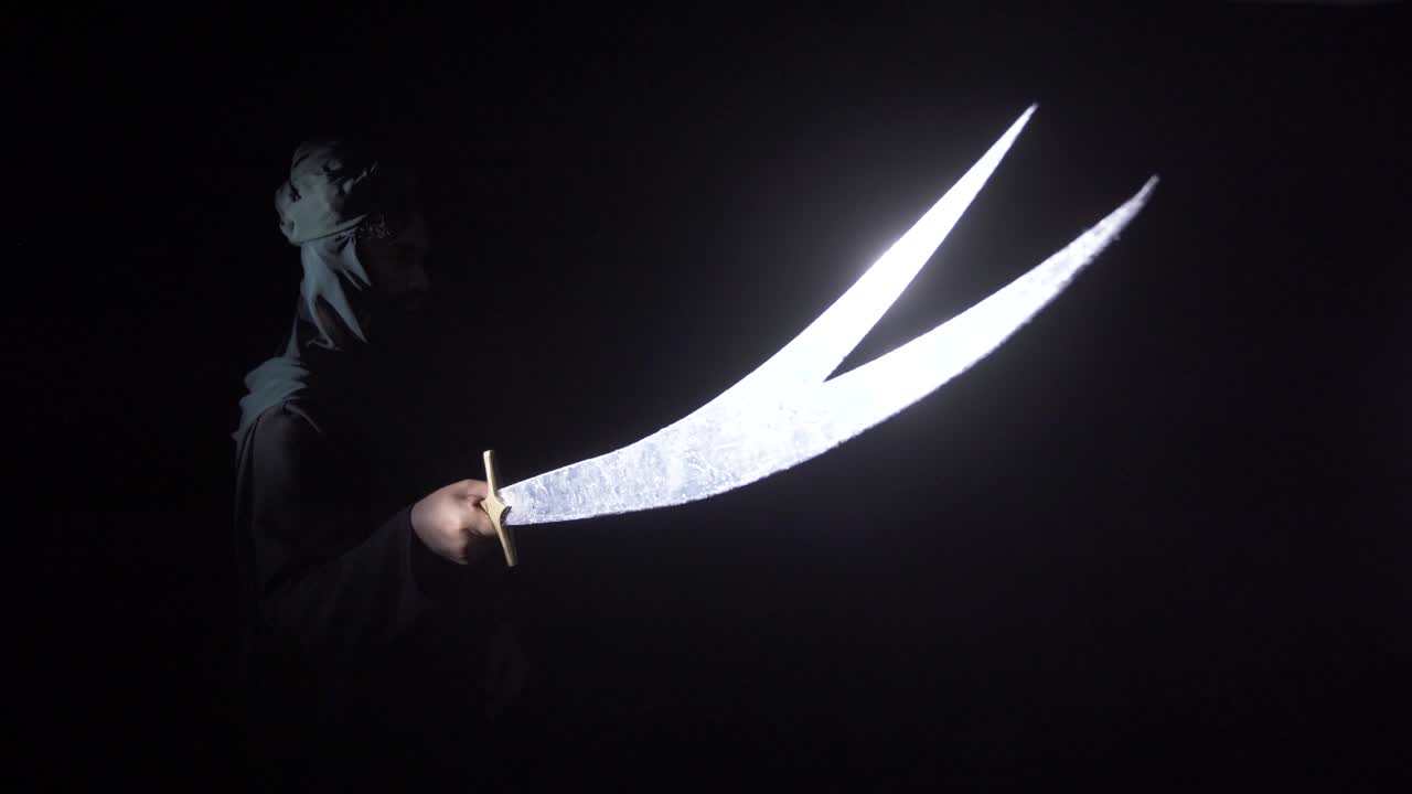 하즈라트 알리가 칼을 들고 이슬람 국가.