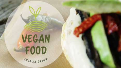 banner de texto de comida vegana contra el primer plano de un artículo alimenticio