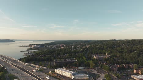 Toma-Aérea-Cinematográfica-De-4k-De-Tierras-Americanas-En-El-Río-Hudson-De-Nueva-York.