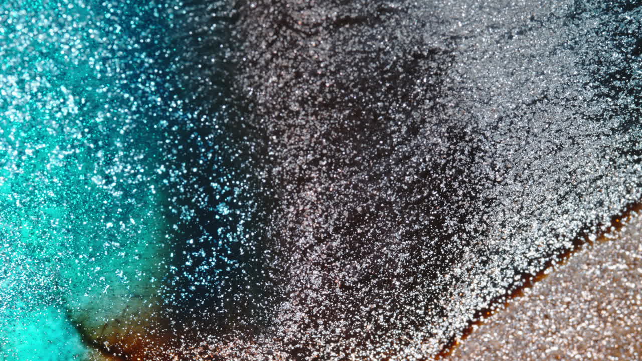 파란색, 검은색, 갈색의 색조가 인 반이는 텍스처의 매혹적인 클로즈업