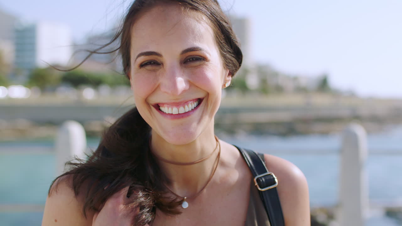 Mujer feliz, viajando, en la playa con el rostro.