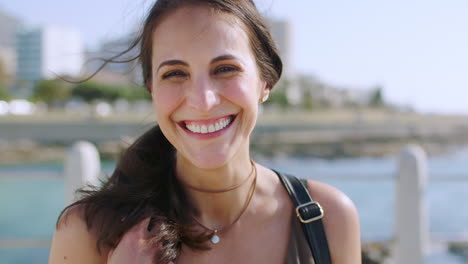 feliz, viajar y mujer, playa con cara
