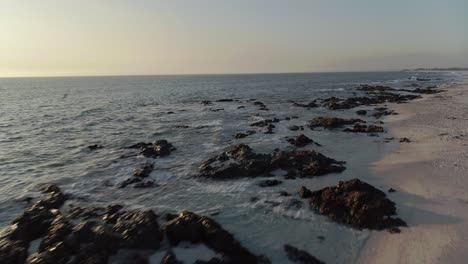 Toma-De-Seguimiento-De-Drones-De-4k-Del-Océano-Atlántico-Y-La-Hermosa-Costa-De-Blouberg-Al-Atardecer