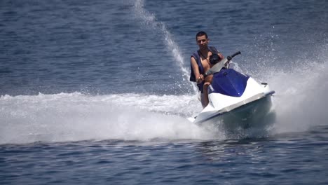 Joven-Encendiendo-Jetski-En-El-Mar-Mediterráneo-En-Acción-De-Cámara-Lenta