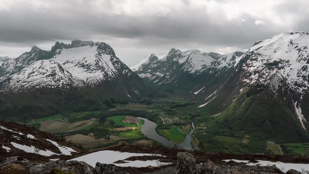 lapso de tiempo de una hermosa vista sobre el pequeño pueblo tendido en el vallage, río que pasa por el pueblo