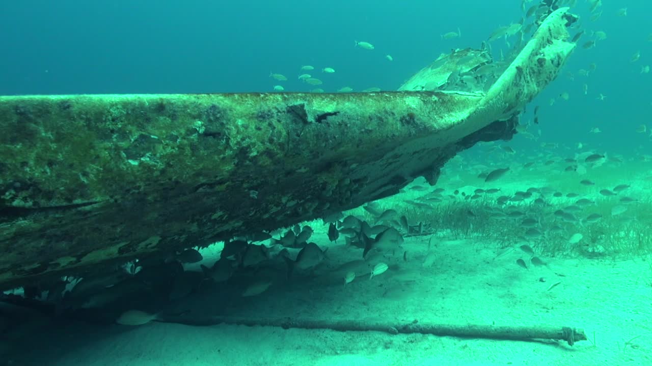 restos de avion bajo el agua