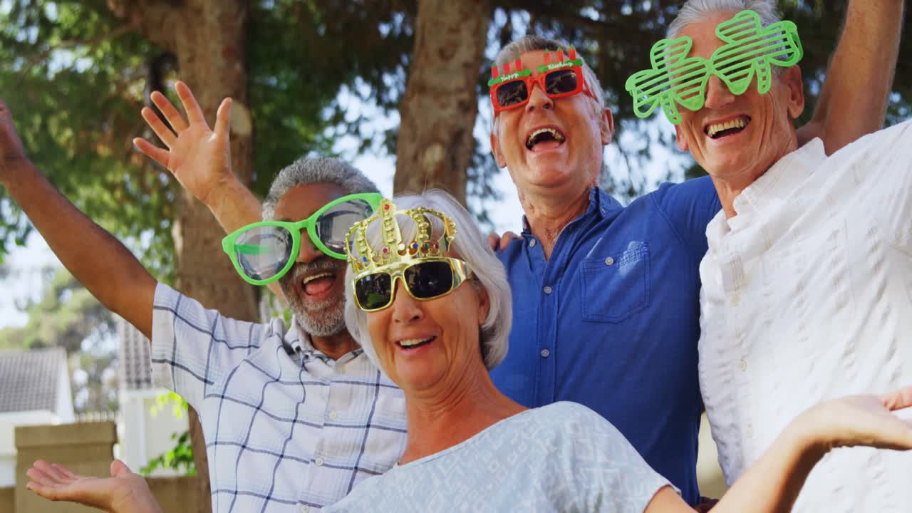 amigos mayores que usan accesorios de fiesta