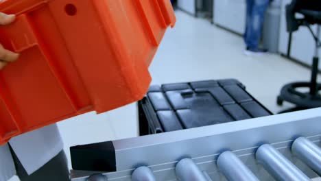 técnico de laboratorio que lleva la caja refrigeradora en el banco de sangre 4k