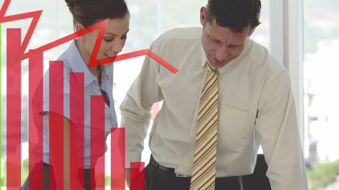 다양한 사업가와 사업가 여성이 사무실에서 토론하는 것에 대한 통계 데이터 처리