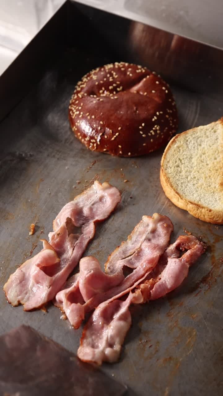 Cuocere il bacon e tostare i panini su una piastra calda