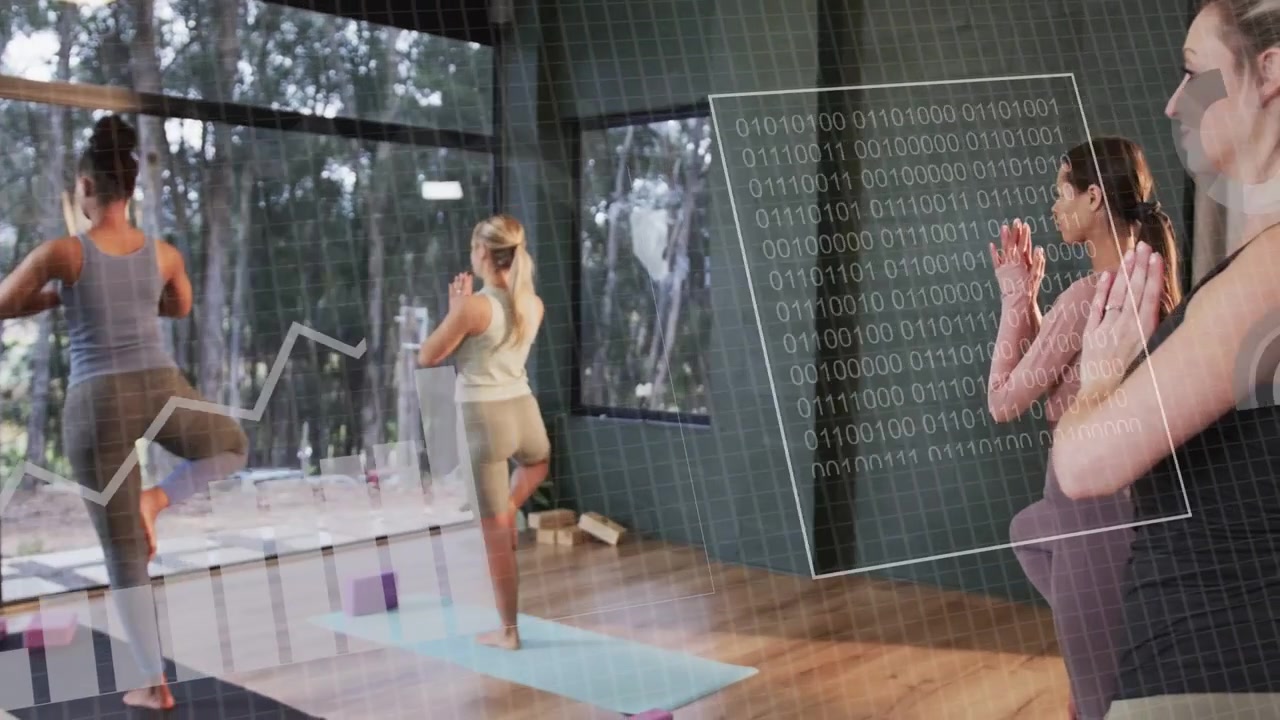 Mulheres à direita pisando em tapetes, fazendo a postura da árvore de yoga, com análises HUD aparecendo e guiando o equilíbrio.