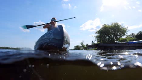 chica guapa preparándose para ponerse de pie en la tabla de paddle