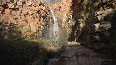 cascada que cae con una hermosa luz del sol y un arco iris en el medio