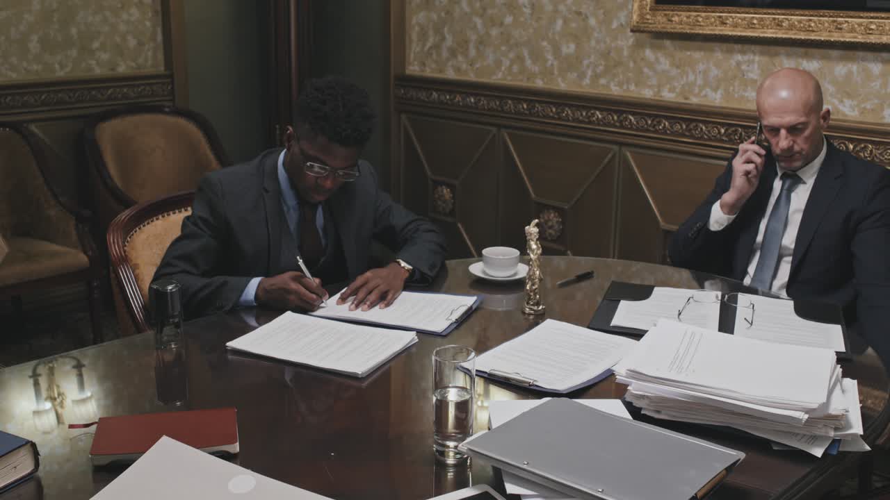 abogado afroamericano firmando y estampando documentos