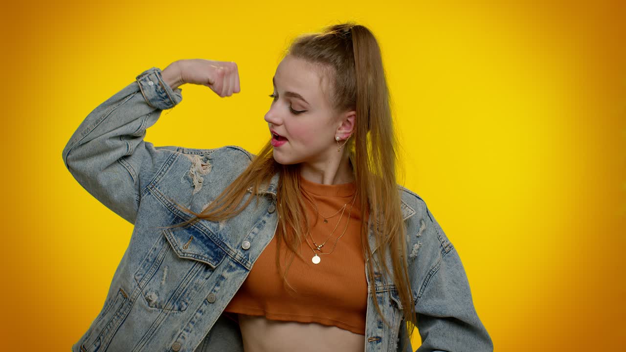 una mujer joven flexionando sus músculos.