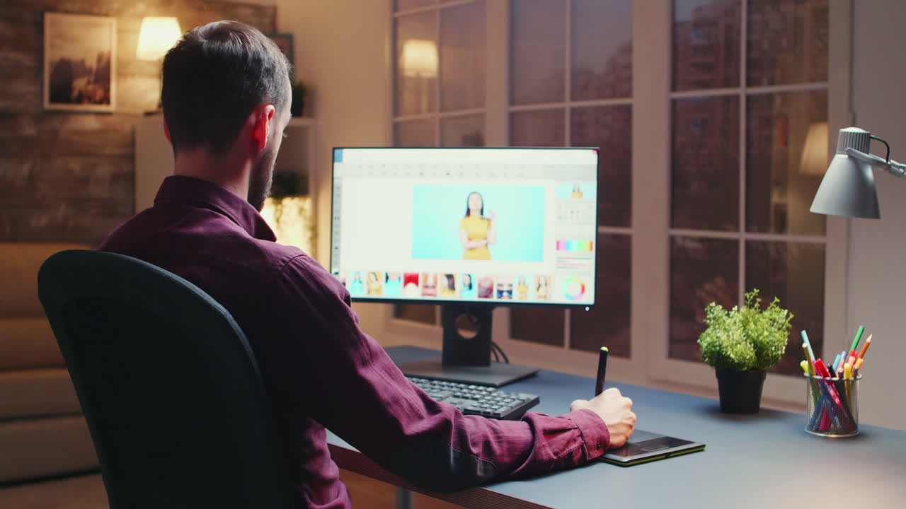 fotógrafo masculino editando fotos en la oficina