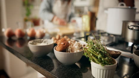 cooking with mushrooms and thyme