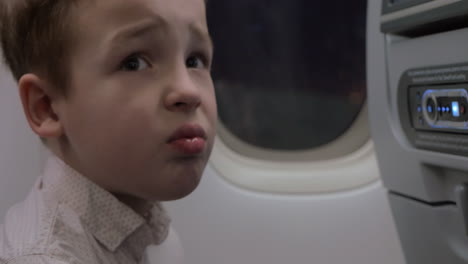 Un-Niño-En-Un-Avión-Se-Niega-A-Tomar-Medicamentos.