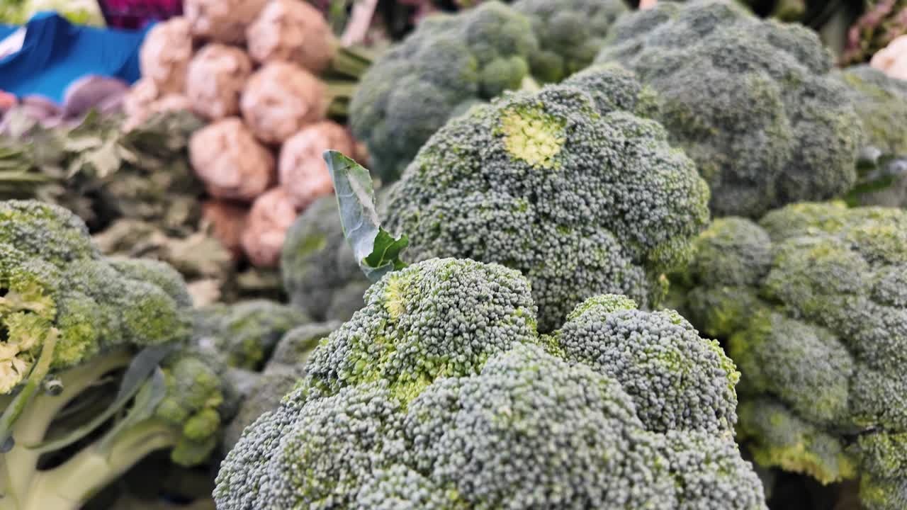 Broccoli freschi al mercato