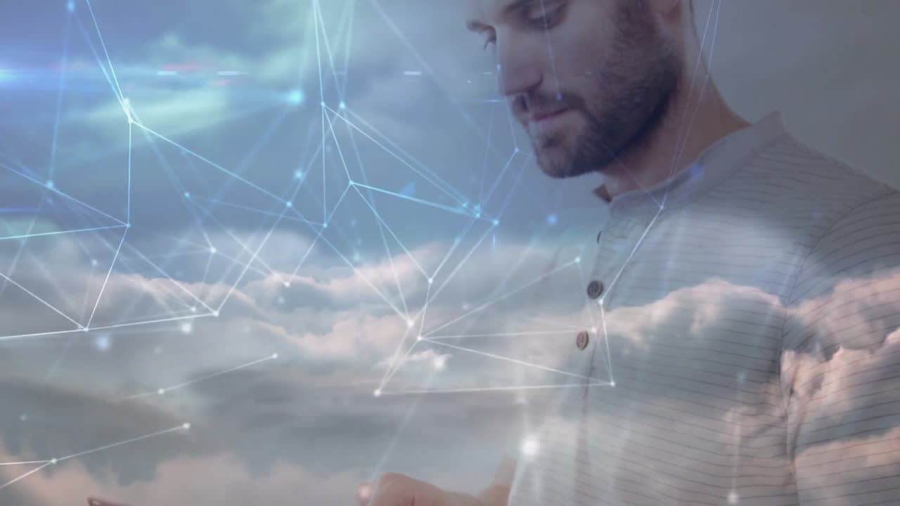 Muž posouvá překrytí cloudové sítě klepnutím na tablet v technické ukázce, kontroluje a potvrzuje data.