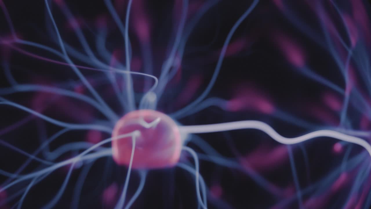 descarga eléctrica de bola de plasma en mezcla de gas nitrógeno helio dentro de esfera de vacío de vidrio primer plano