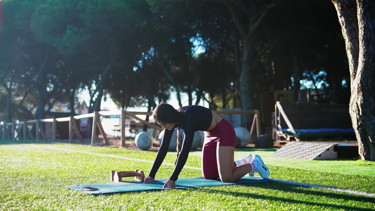 공원에서 요가를 하는 여자