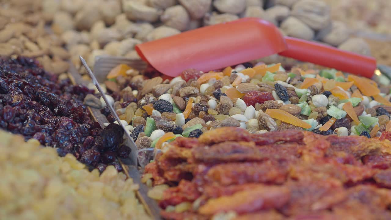 다양한 건조 과일과 견과류