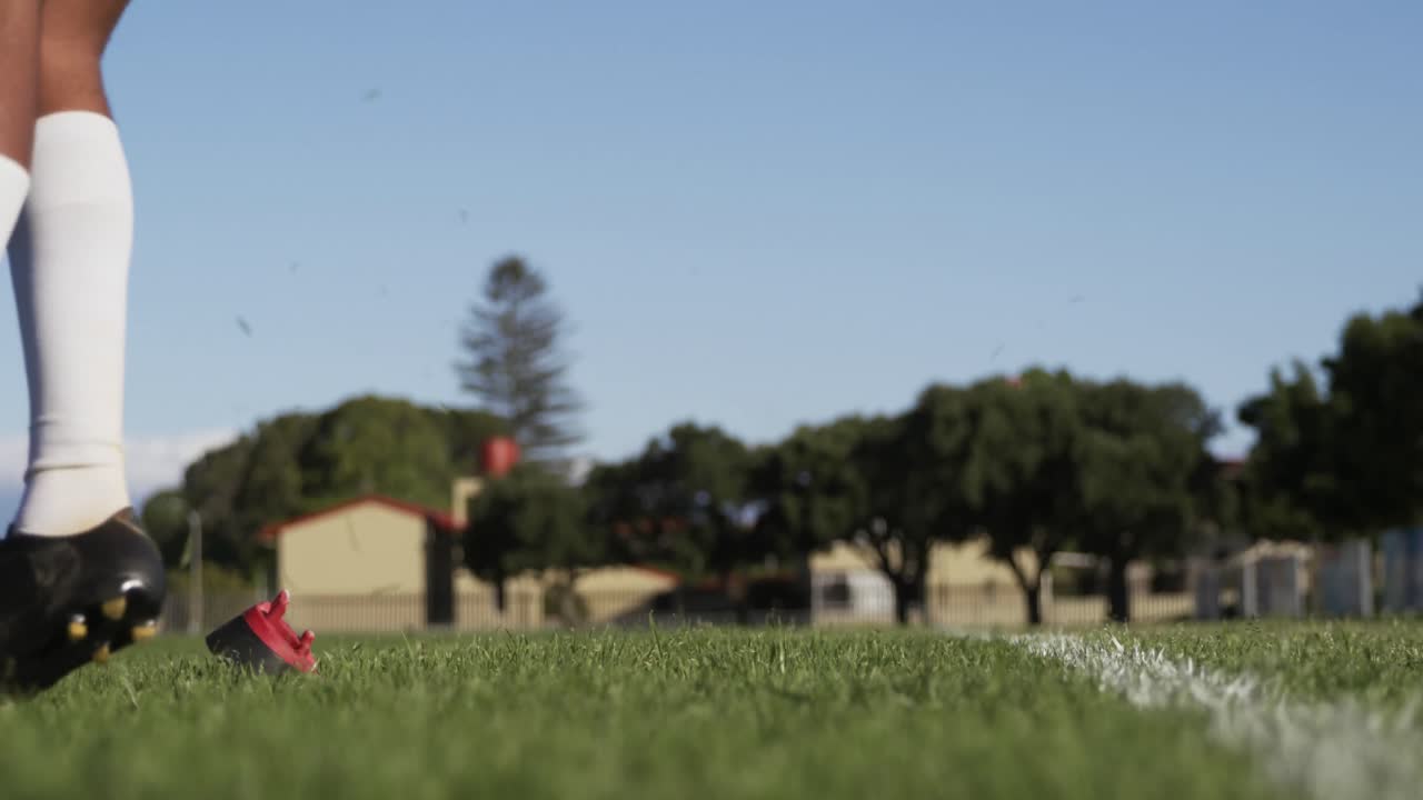 럭비 선수 가 럭비 공 을 던지고 있다