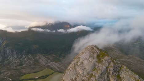 Nubes-Moviéndose-Sobre-Picos-Montañosos-Y-Entre-Montañas.