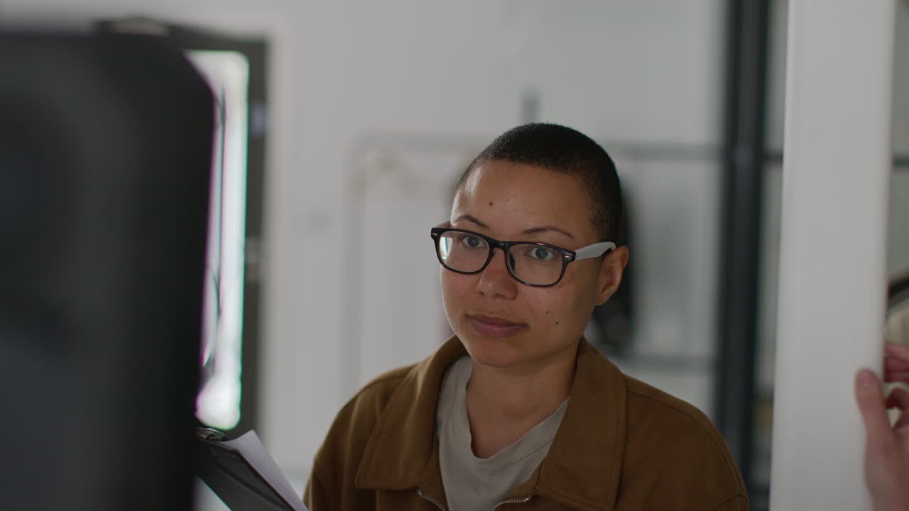 좌절한 여성 영화 감독은 스튜디오 2에서 모니터에서 영화 또는 비디오를 촬영하는 배우의 공연을보고 있습니다.