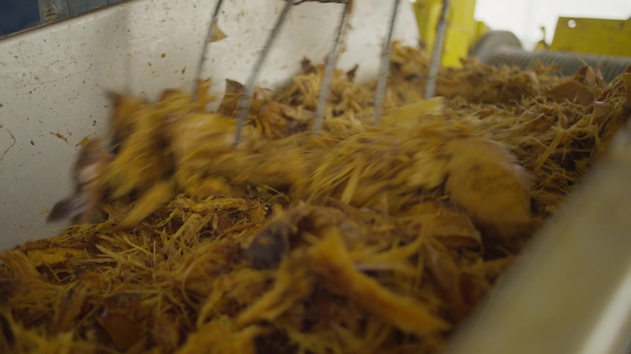 SLOW MOTION OPTAGELSE AF ET AGAVEBEARBEJDNINGSANLÆG TIL MEZCAL I OAXACA MEXICO