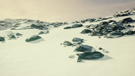 Roca-De-Lava-Y-Nieve-En-Invierno-En-Islandia