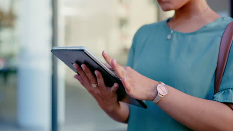 tableta, calle y manos de mujer web de desplazamiento