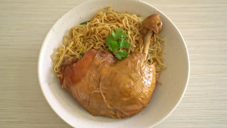 Fideos-Secos-Con-Tazón-De-Pollo-Estofado---Estilo-De-Comida-Asiática