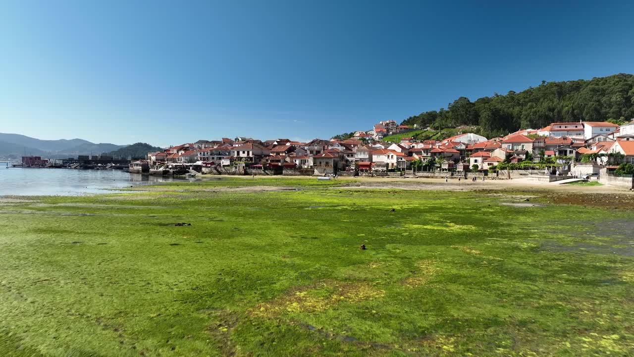 Zonnige dag boven het strand en de haven van Combarro - drone-opname