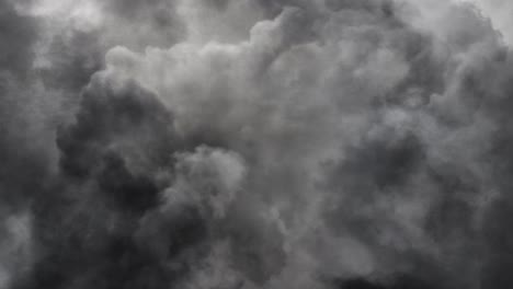 Punto-De-Vista-De-4k,-Un-Relámpago-Cuando-Una-Tormenta-Se-Mueve-Dentro-De-La-Nube-Cumulonimbus-Oscura