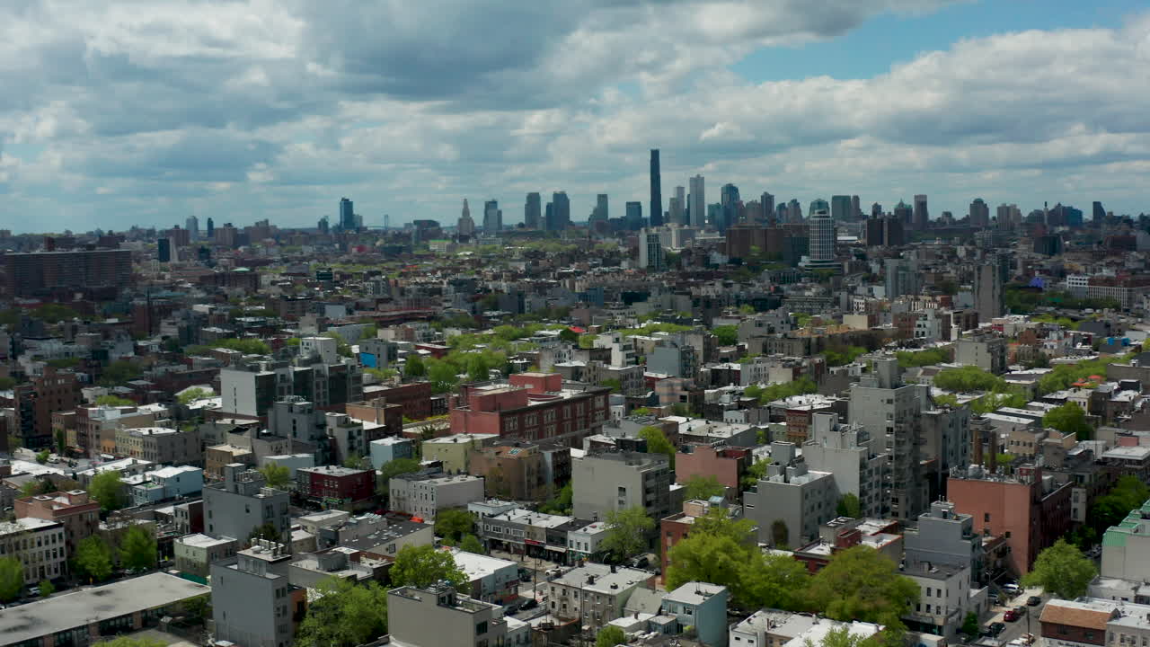 이 드론 촬영은 브루클린 위로 올라와 이웃과 멀리 있는 뉴욕 시의 스카이라인의 놀라운 공중 전망을 제공합니다.