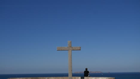 Eine-Person-Im-Hinblick-Auf-Das-Kreuz-Der-Heilmittel,-Peniche